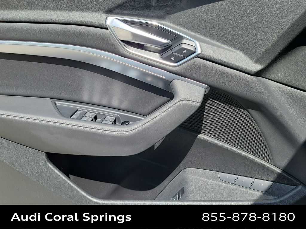 Thumbnail: 2023 Audi e-tron S - 27