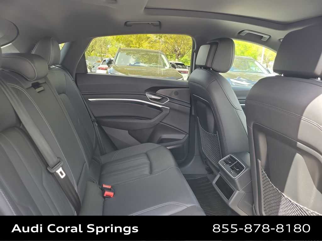 Thumbnail: 2023 Audi e-tron S - 21