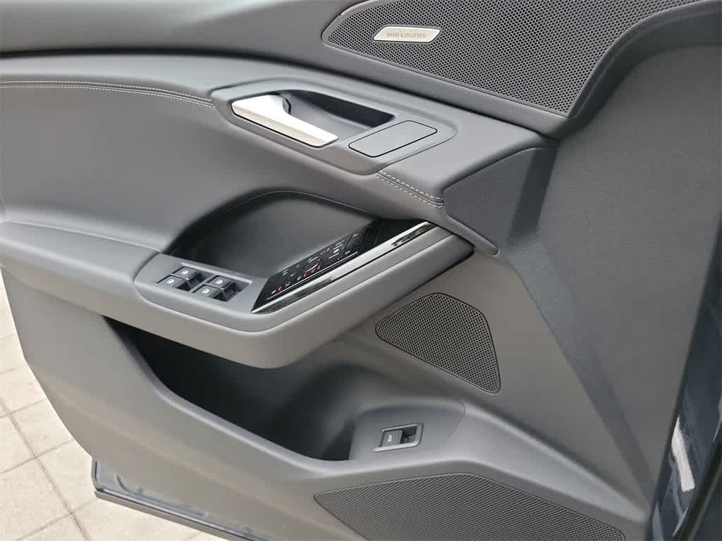 Thumbnail: 2025 Audi SQ6 e-tron - 27