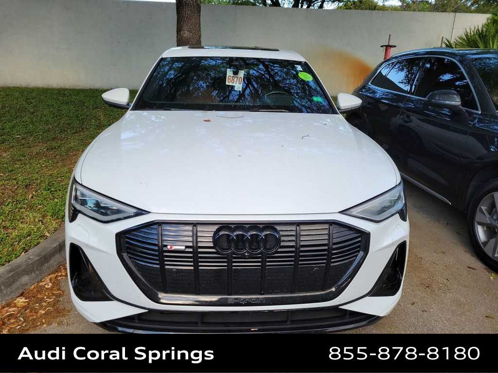 Thumbnail: 2023 Audi e-tron S - 8