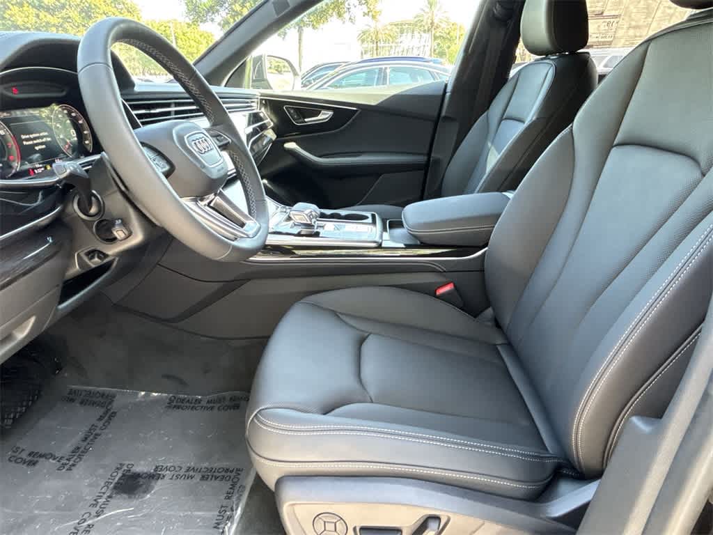 Thumbnail: 2025 Audi Q8 - 25