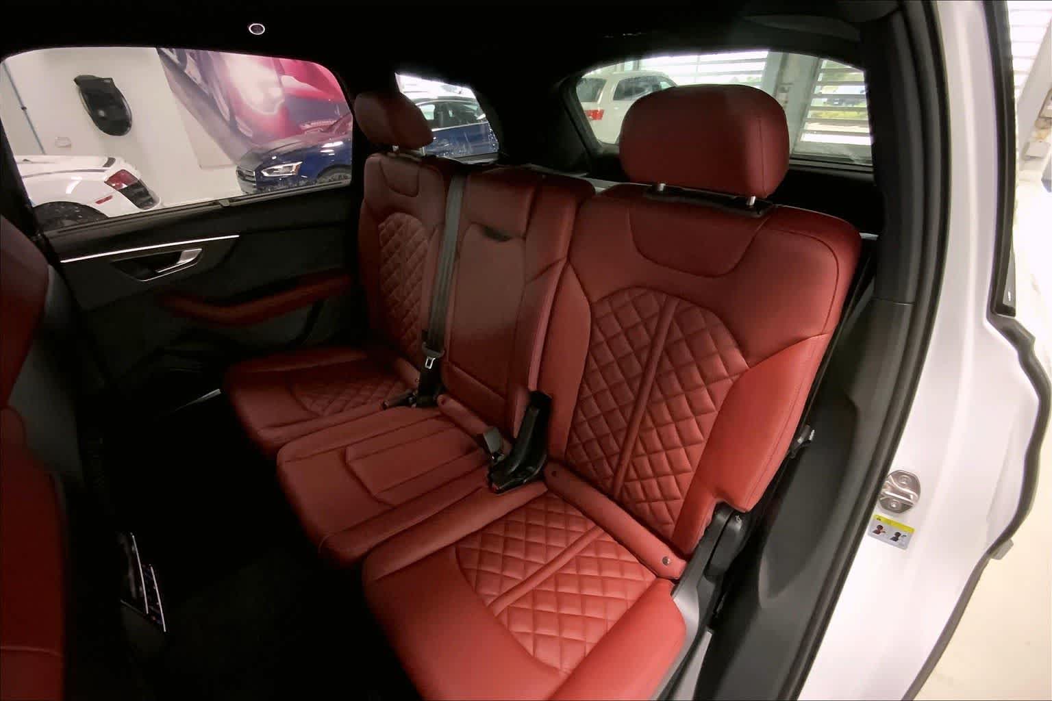 Thumbnail: 2026 Audi SQ7 - 13