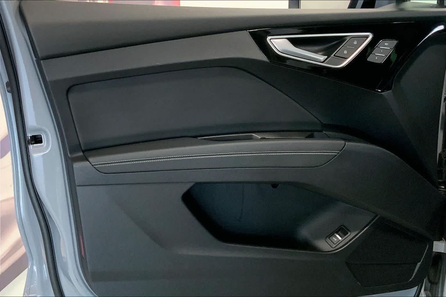 Thumbnail: 2023 Audi Q4 e-tron - 25