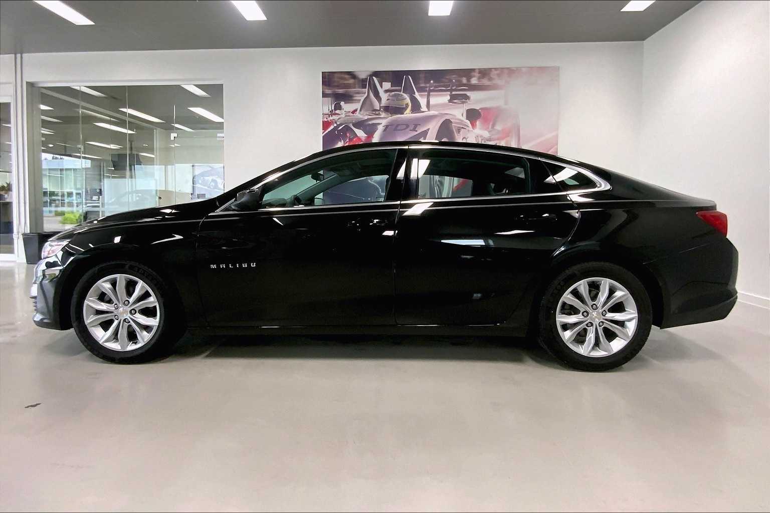2023 Chevrolet Malibu 1LT photo 2