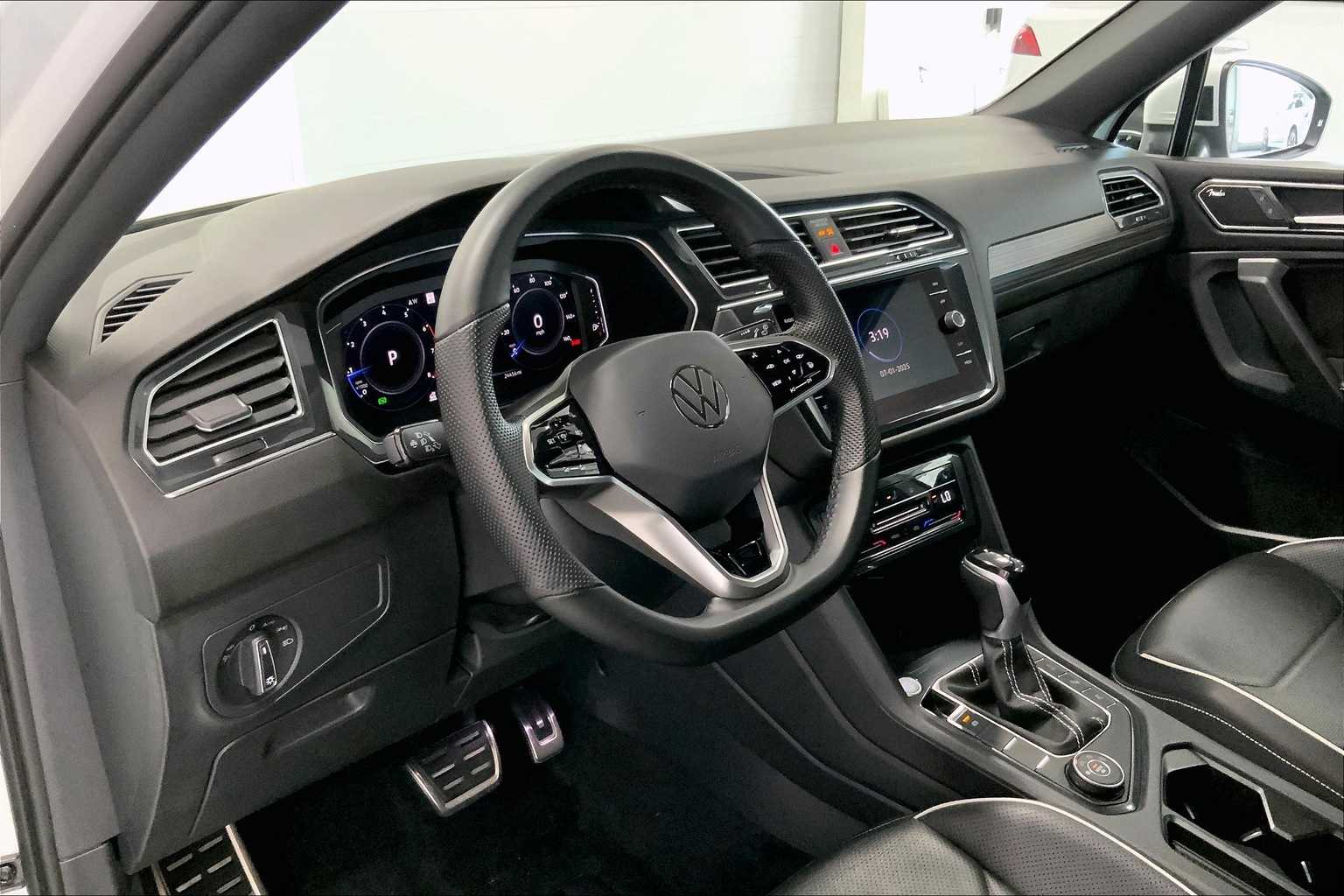 2022 Volkswagen Tiguan SEL Premium R-Line photo 2