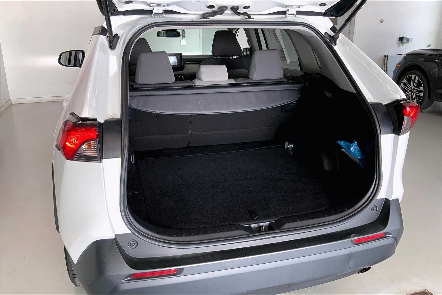 Thumbnail: 2021 Toyota RAV4 - 16
