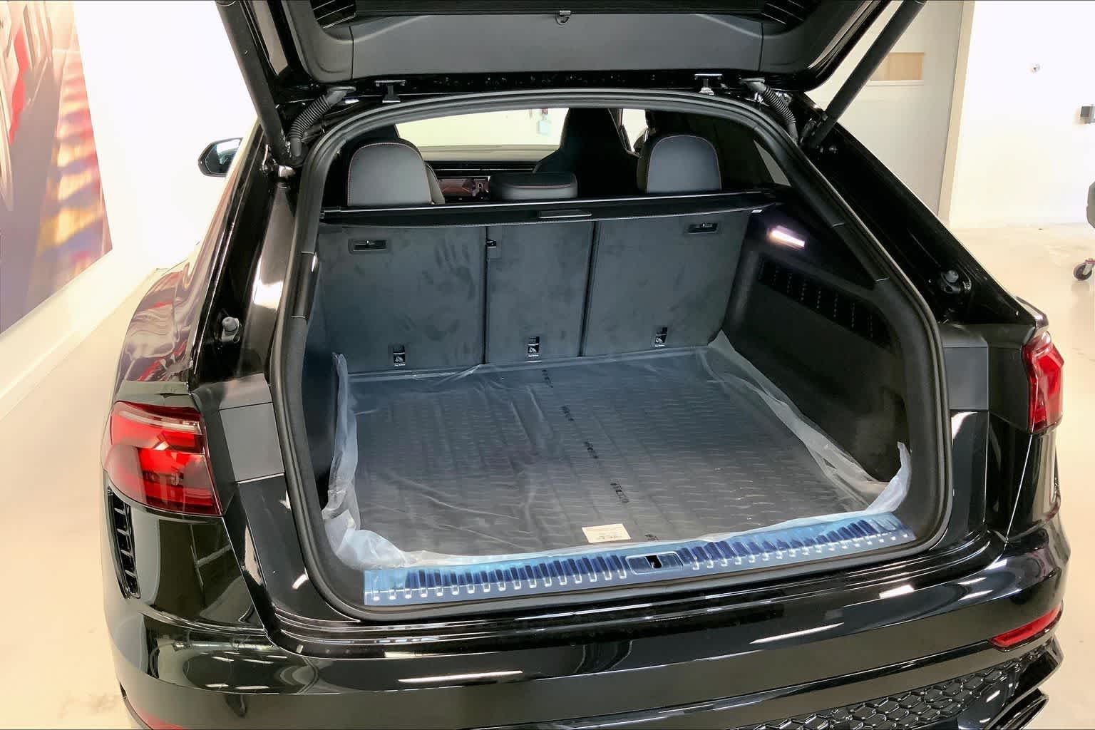 Thumbnail: 2026 Audi RS Q8 - 19