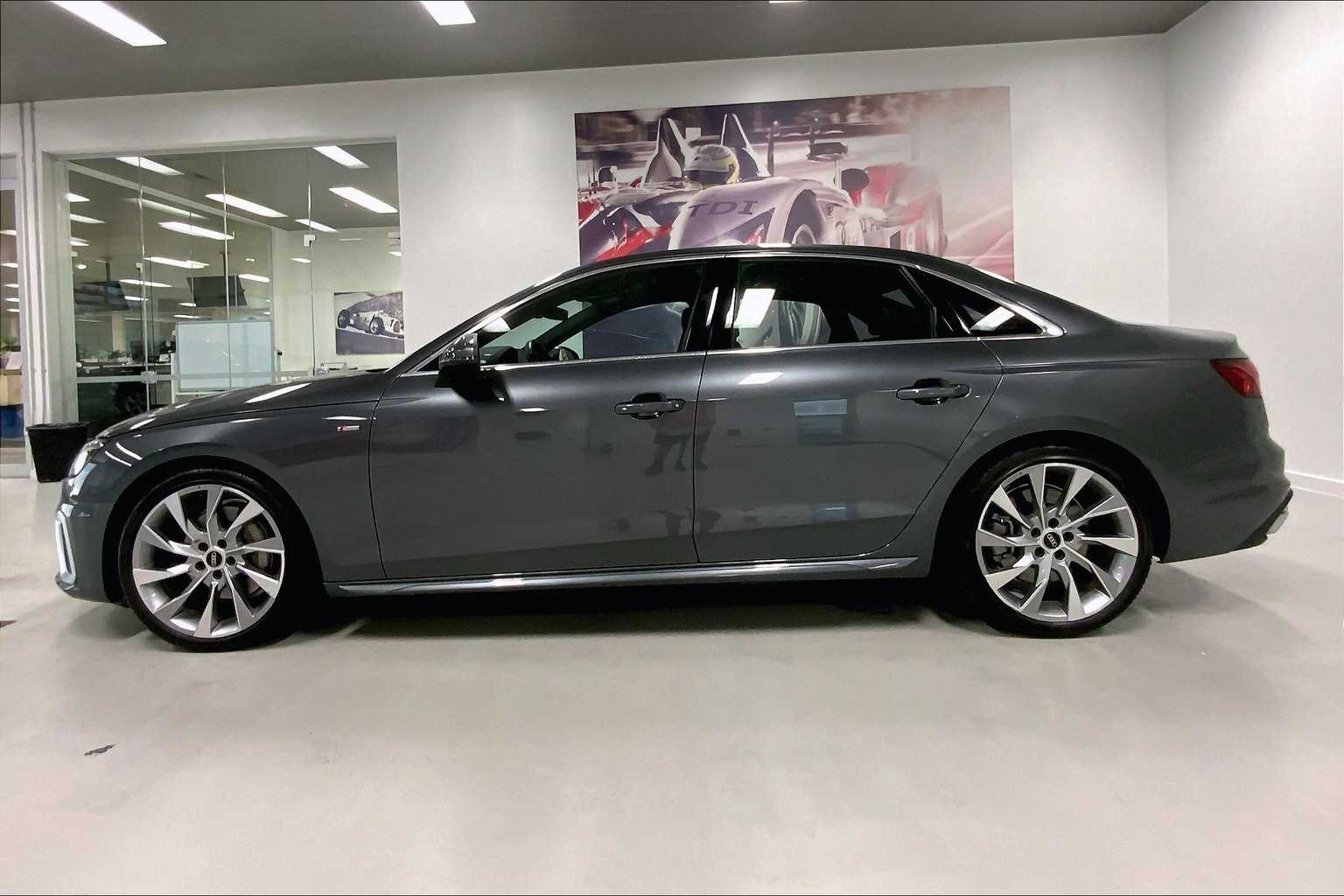 2022 Audi A4 S line Quattro Premium Plus photo 3