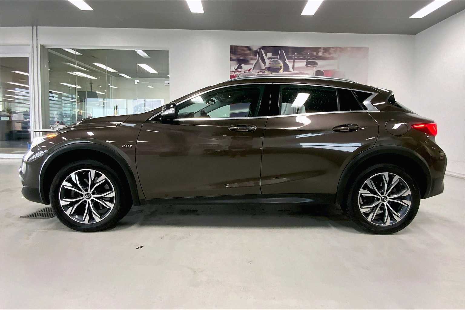 Thumbnail: 2017 INFINITI QX30 - 3