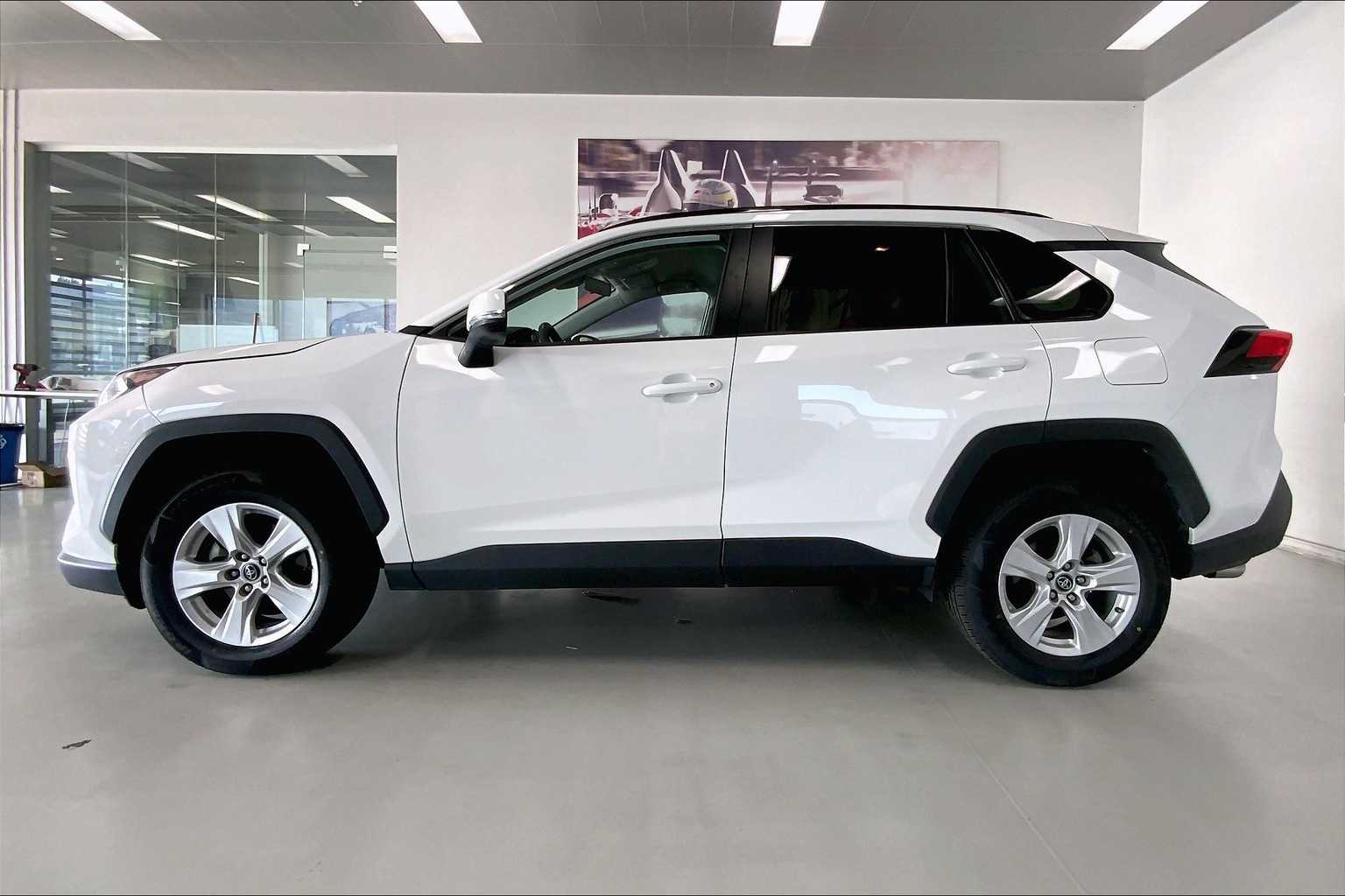 Thumbnail: 2021 Toyota RAV4 - 3