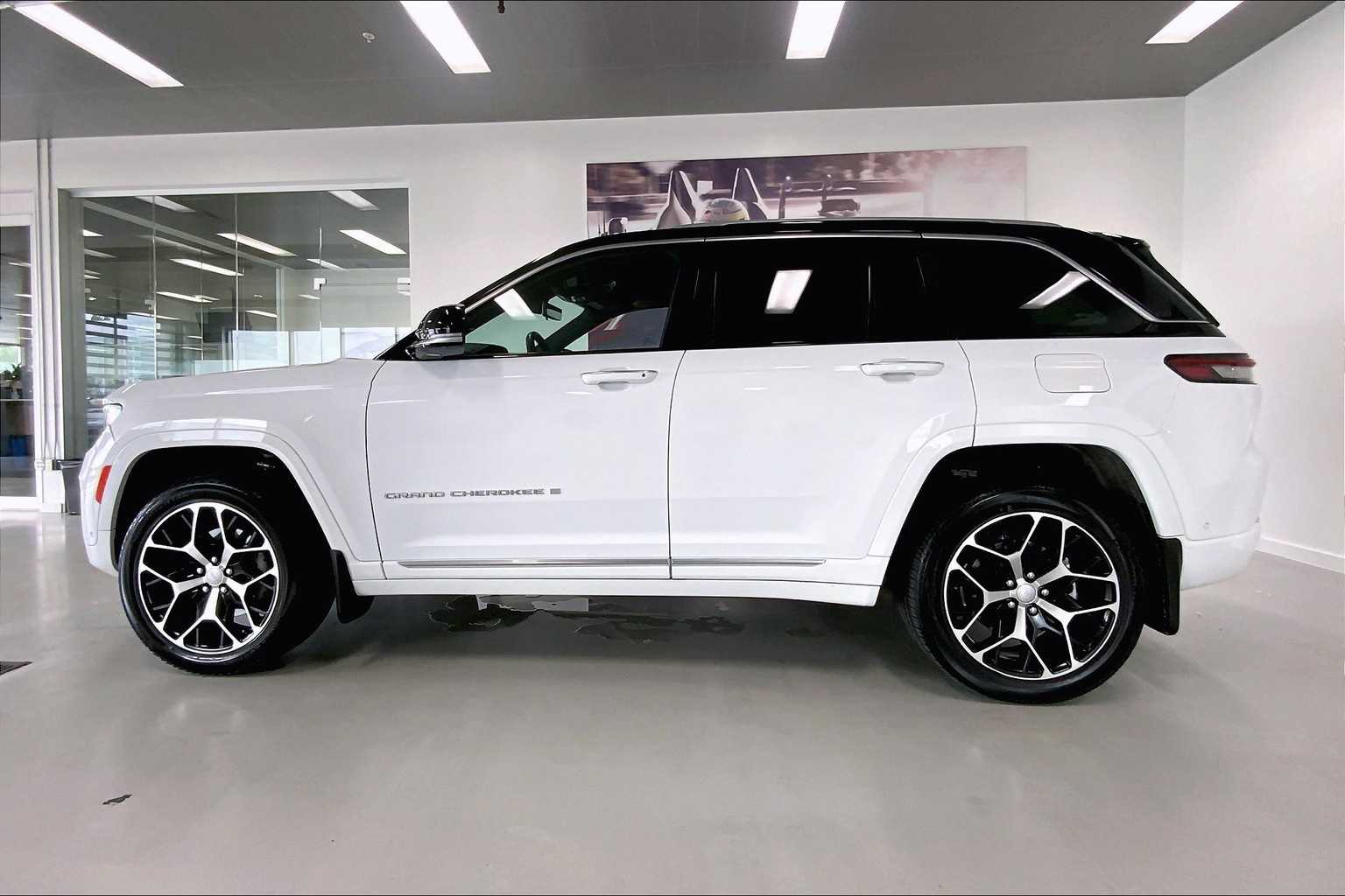 Thumbnail: 2022 Jeep Grand Cherokee - 3