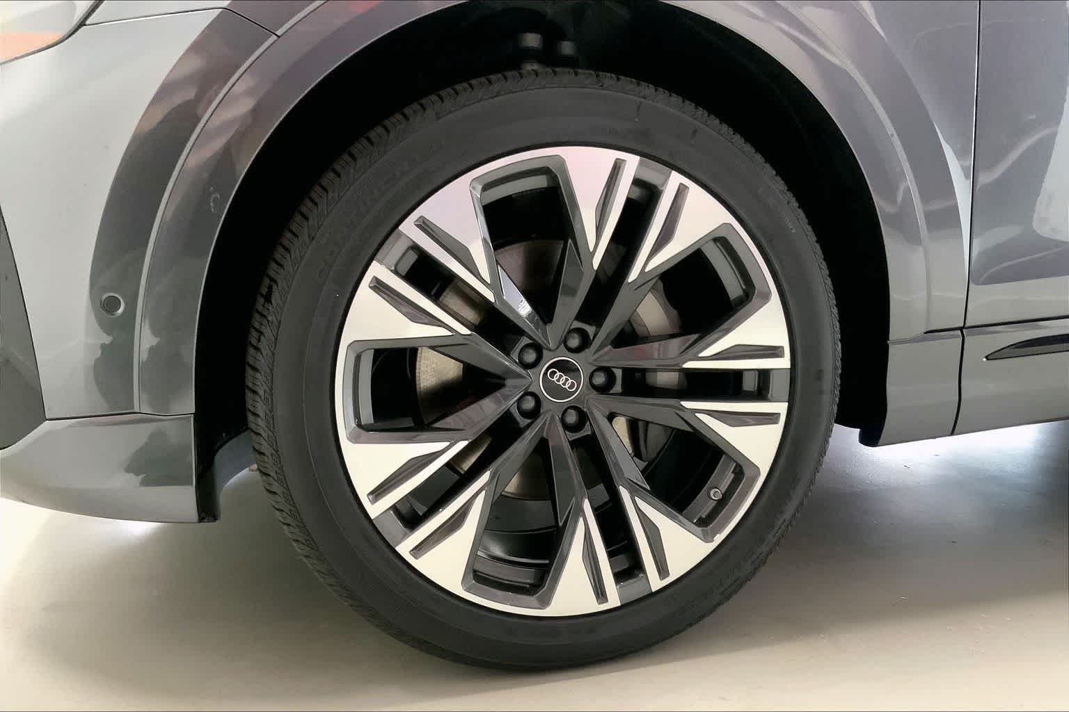 Thumbnail: 2026 Audi Q8 - 8