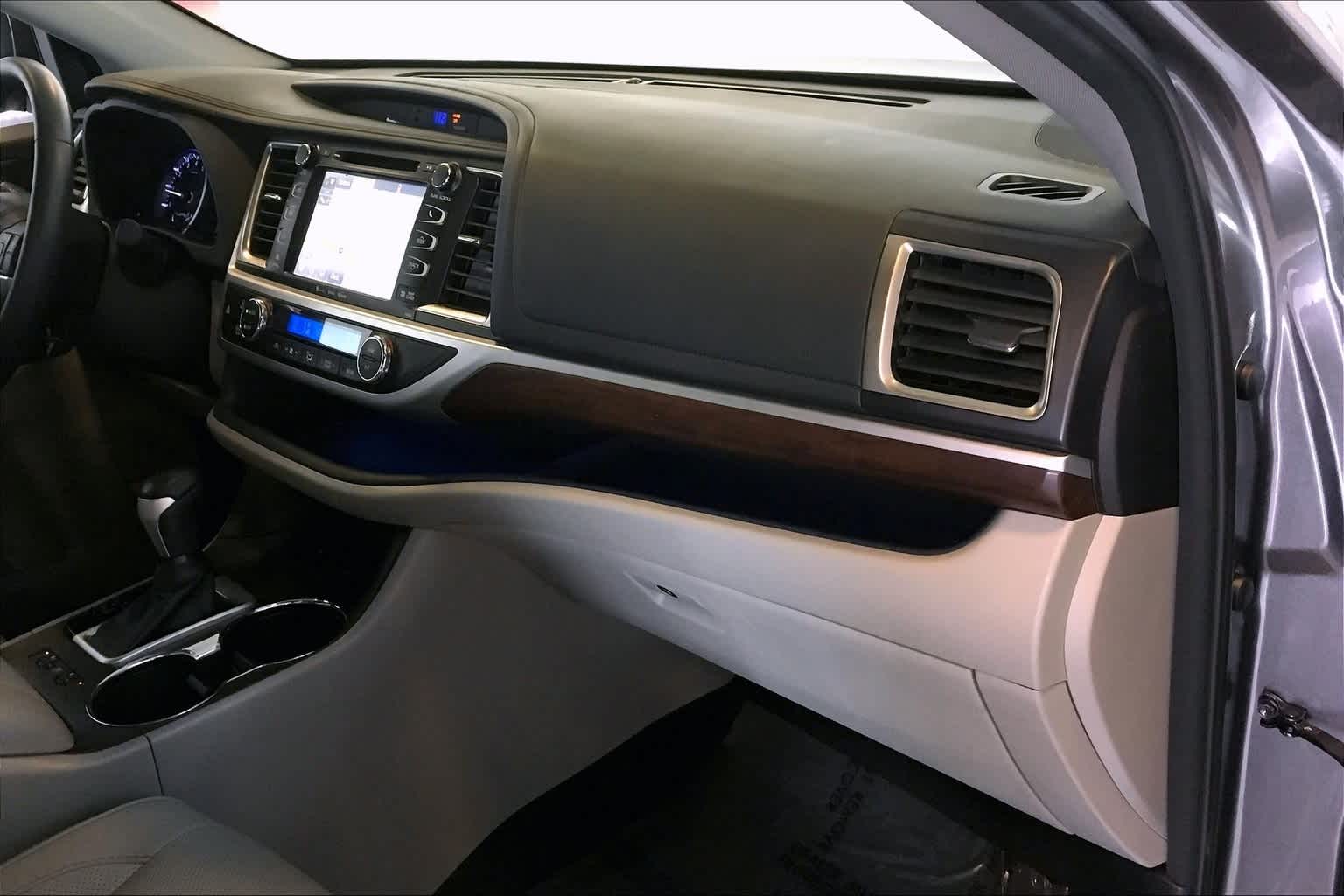Thumbnail: 2016 Toyota Highlander - 28