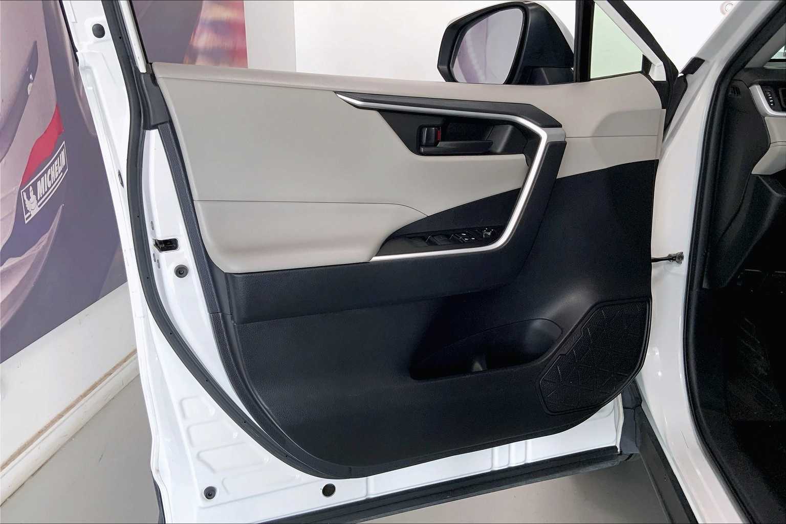 Thumbnail: 2021 Toyota RAV4 - 22