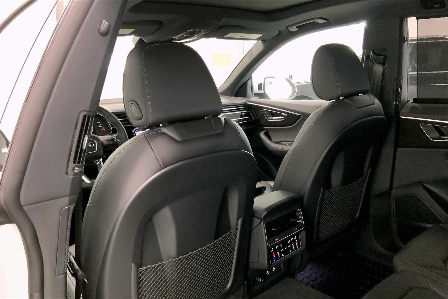 Thumbnail: 2025 Audi Q8 - 12