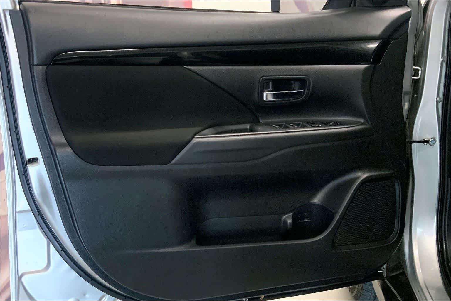 Thumbnail: 2020 Mitsubishi Outlander - 24