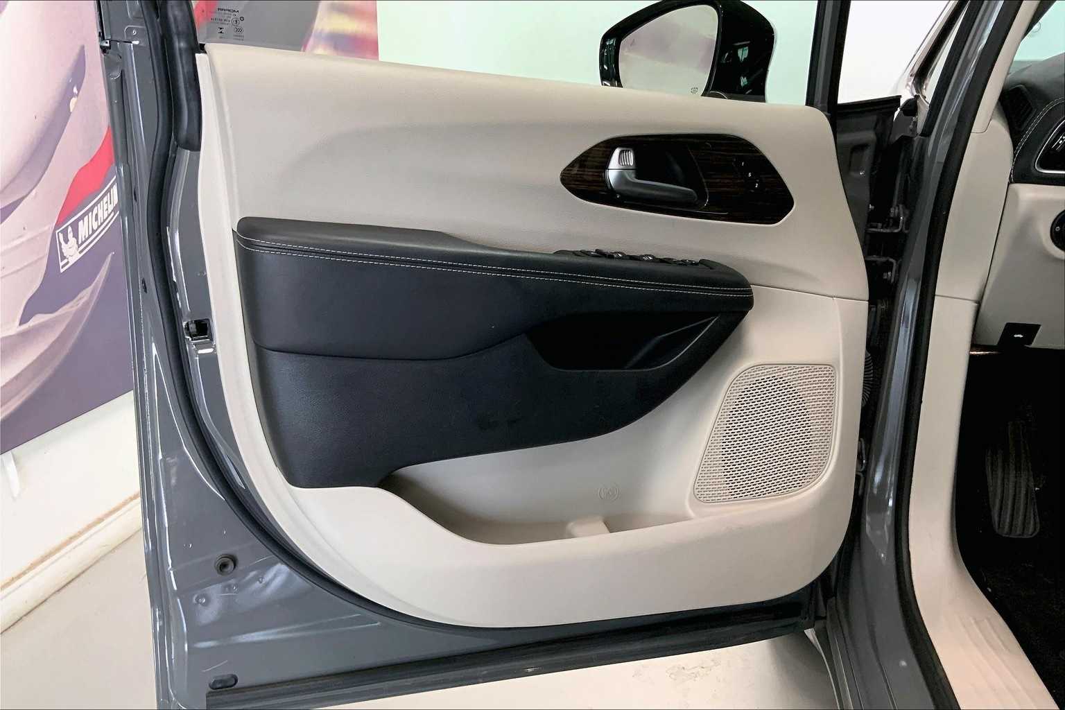2023 Chrysler Pacifica Limited 26