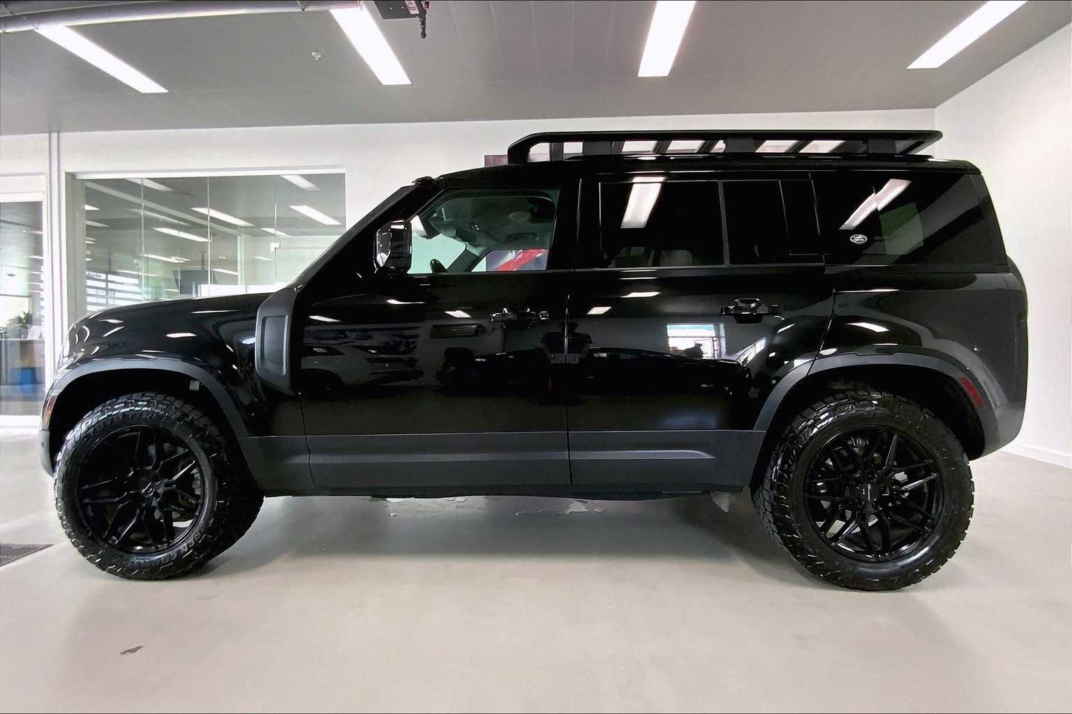 Thumbnail: 2022 Land Rover Defender - 3