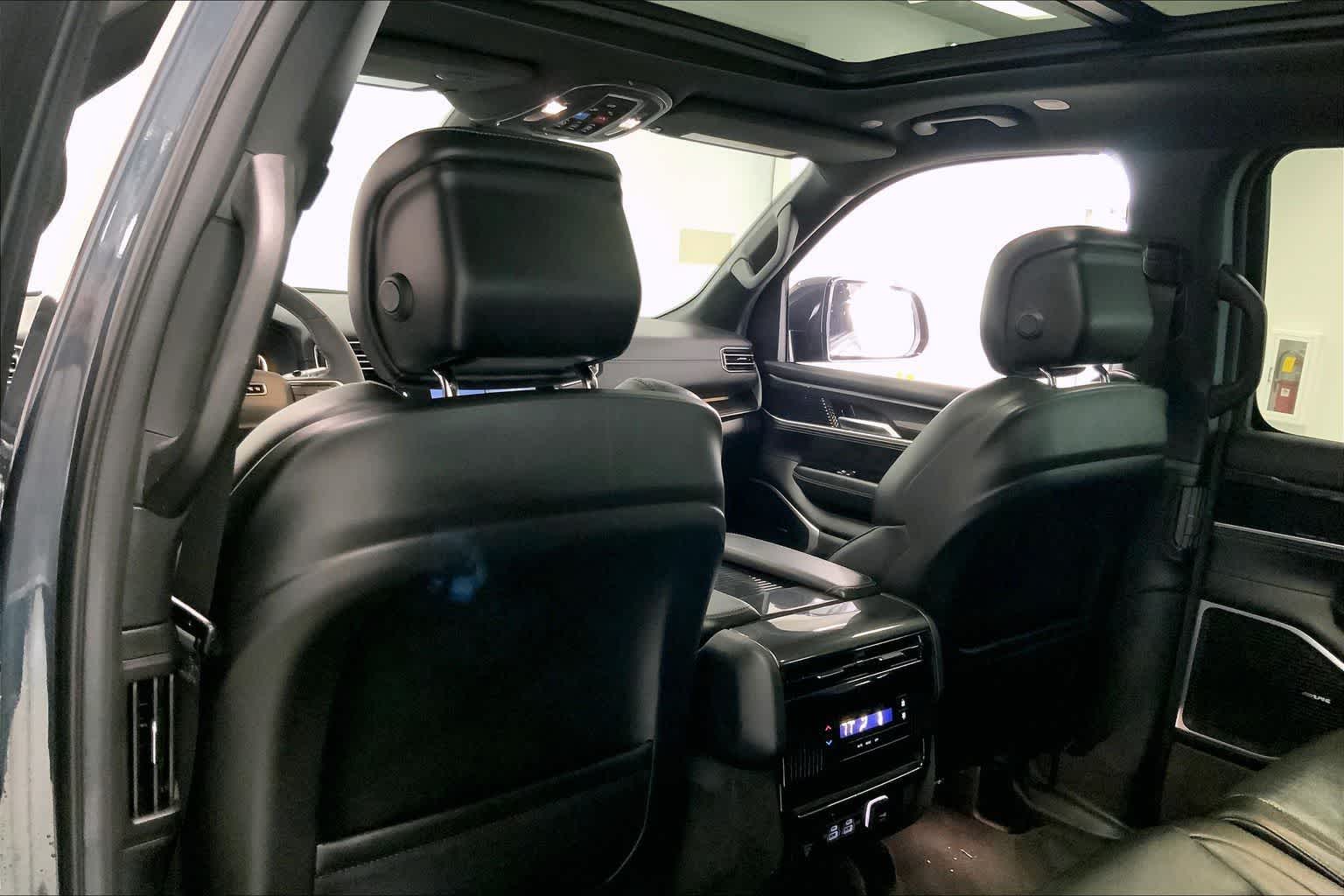 Thumbnail: 2022 Jeep Wagoneer - 10