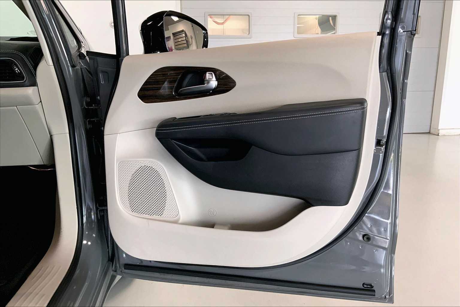 2023 Chrysler Pacifica Limited 27
