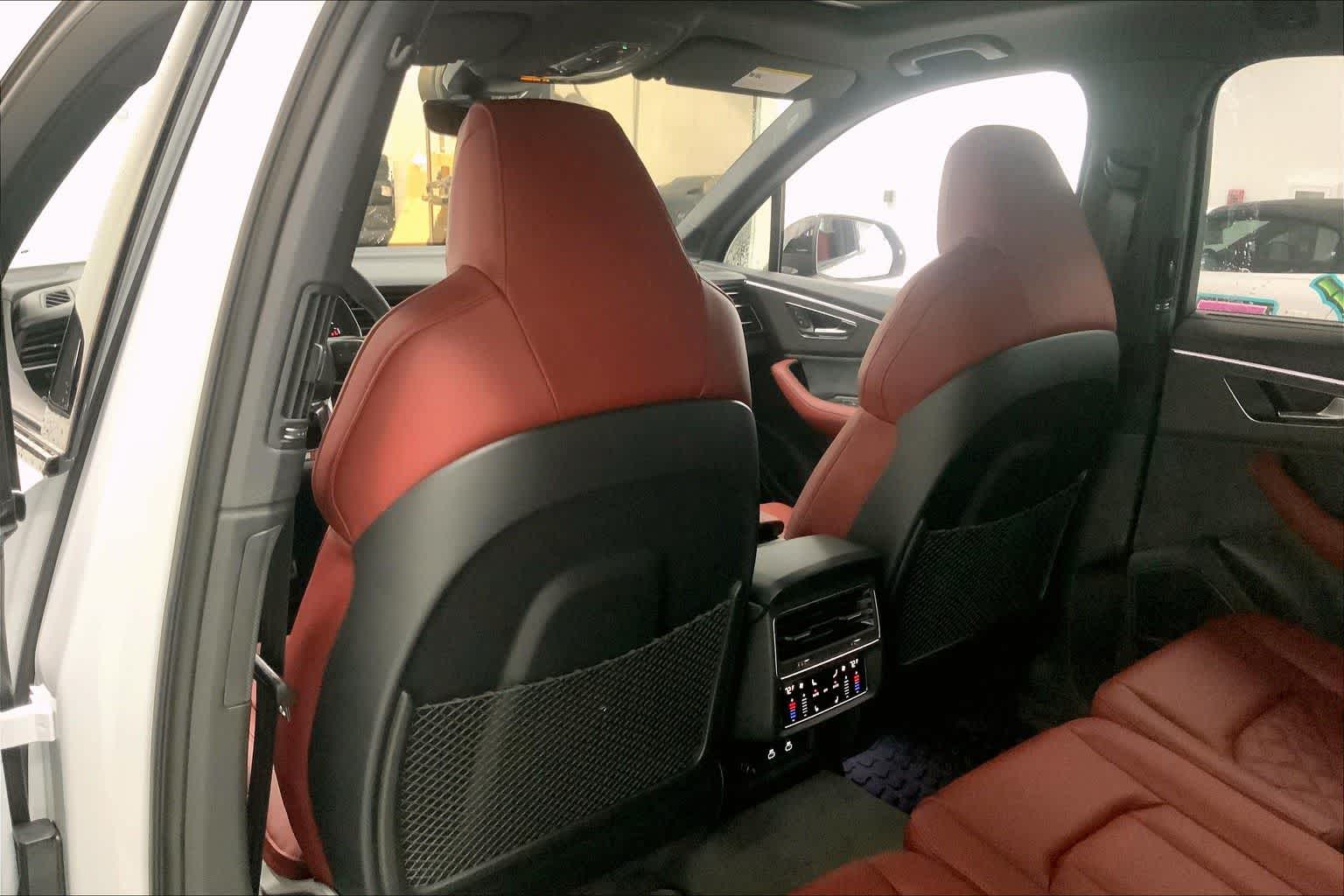 Thumbnail: 2026 Audi SQ7 - 12