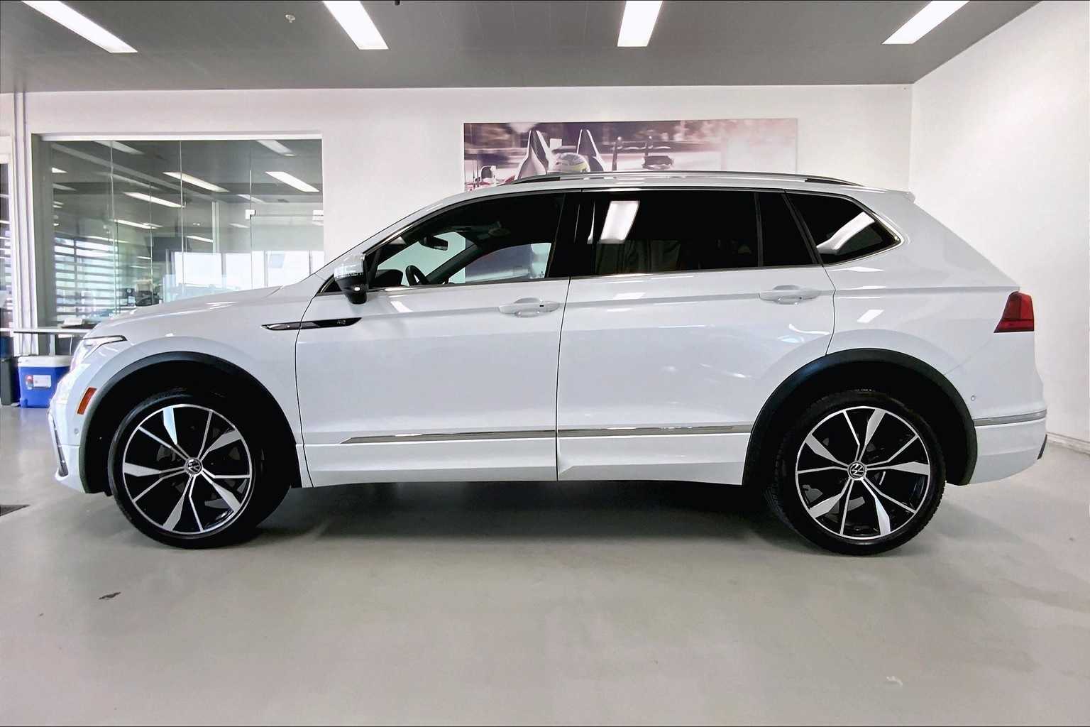 2022 Volkswagen Tiguan SEL Premium R-Line photo 3