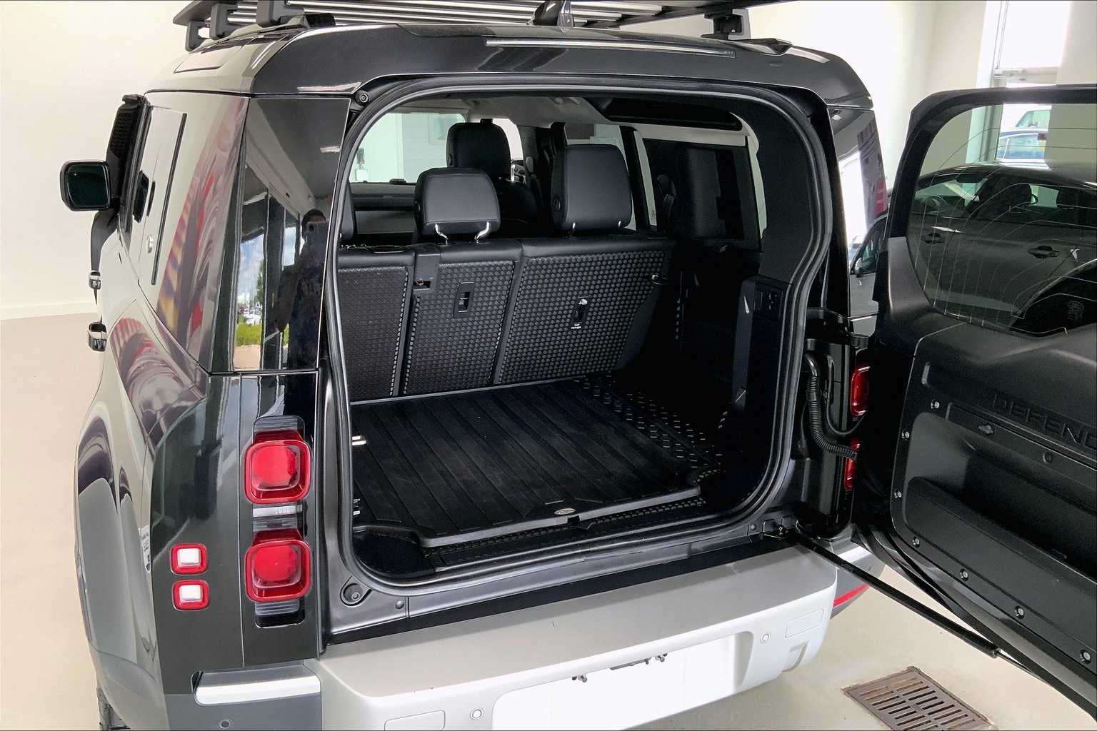 Thumbnail: 2022 Land Rover Defender - 17