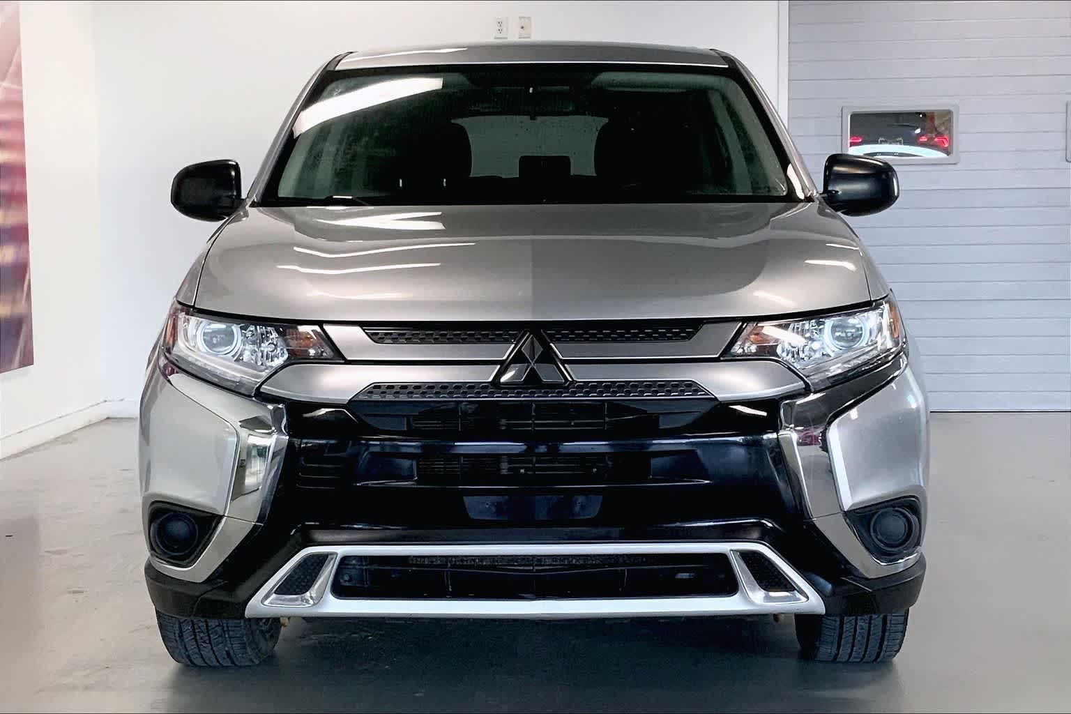 Thumbnail: 2020 Mitsubishi Outlander - 6
