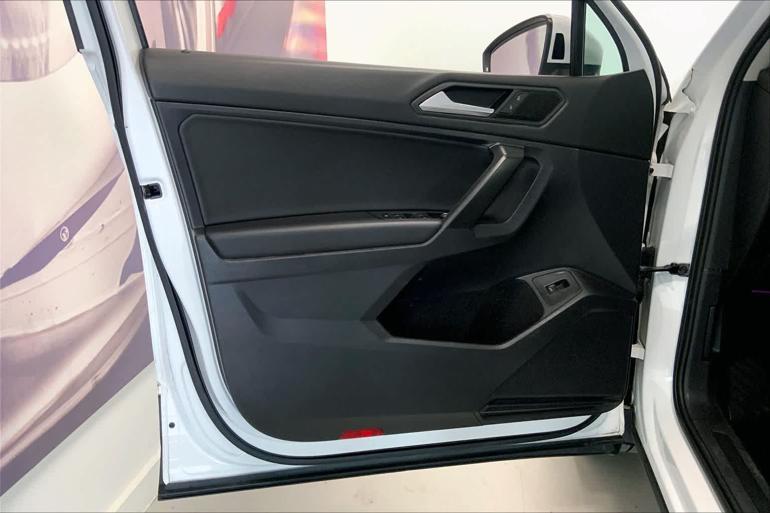 Thumbnail: 2021 Volkswagen Tiguan - 25