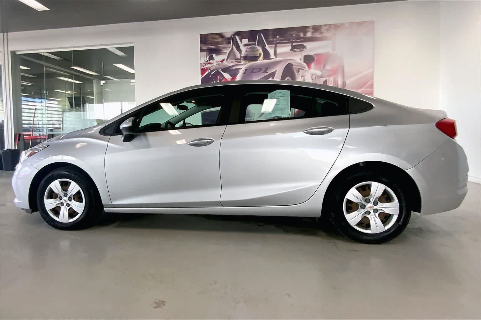 Thumbnail: 2017 Chevrolet Cruze - 3