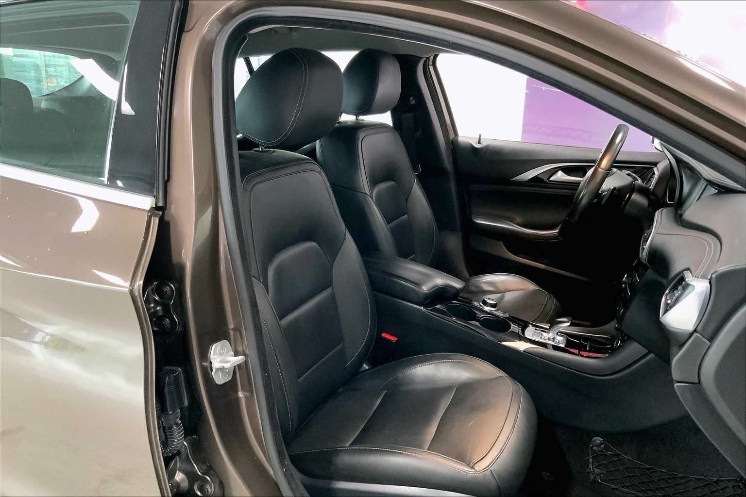 Thumbnail: 2017 INFINITI QX30 - 12