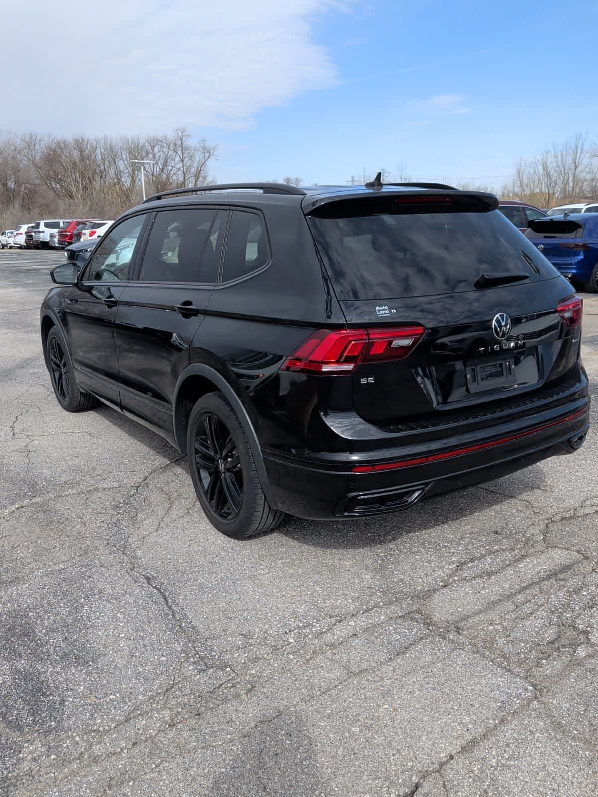 Thumbnail: 2022 Volkswagen Tiguan - 3