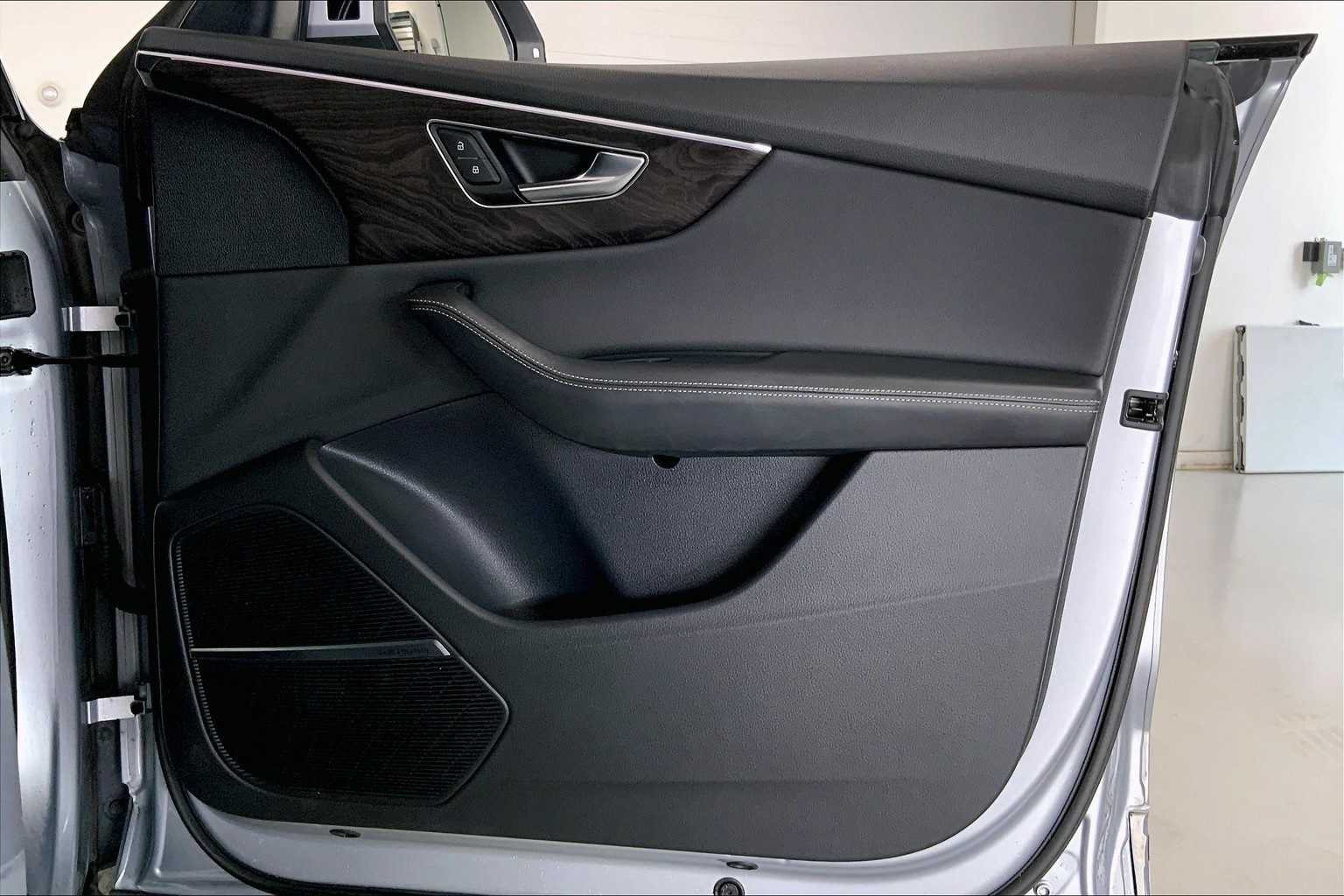 Thumbnail: 2022 Audi Q8 - 28
