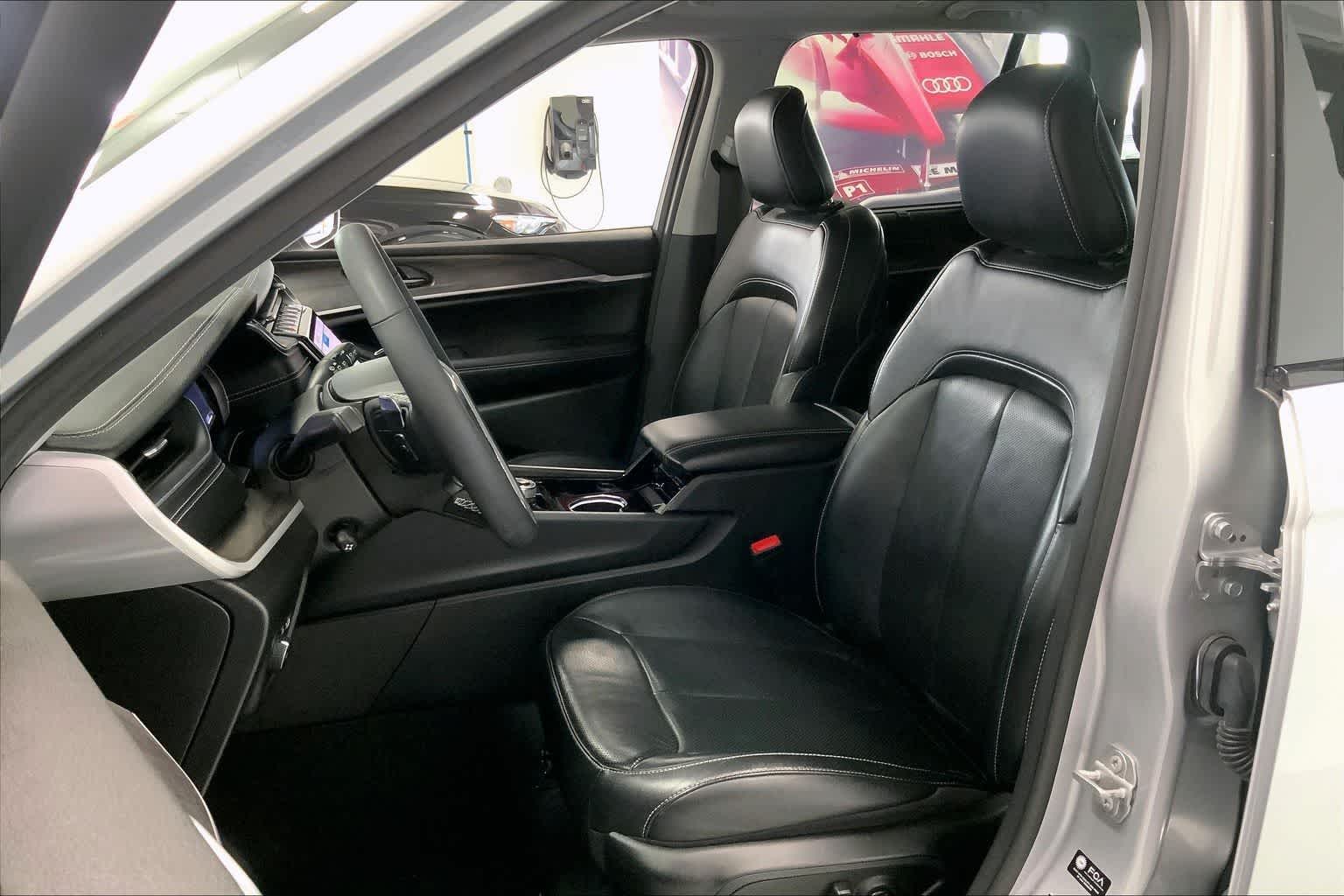 Thumbnail: 2023 Jeep Grand Cherokee - 10