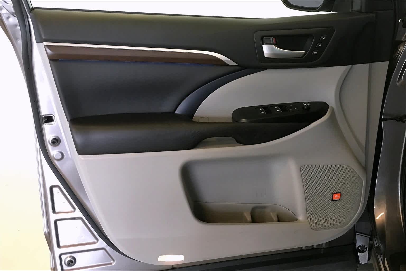 Thumbnail: 2016 Toyota Highlander - 25