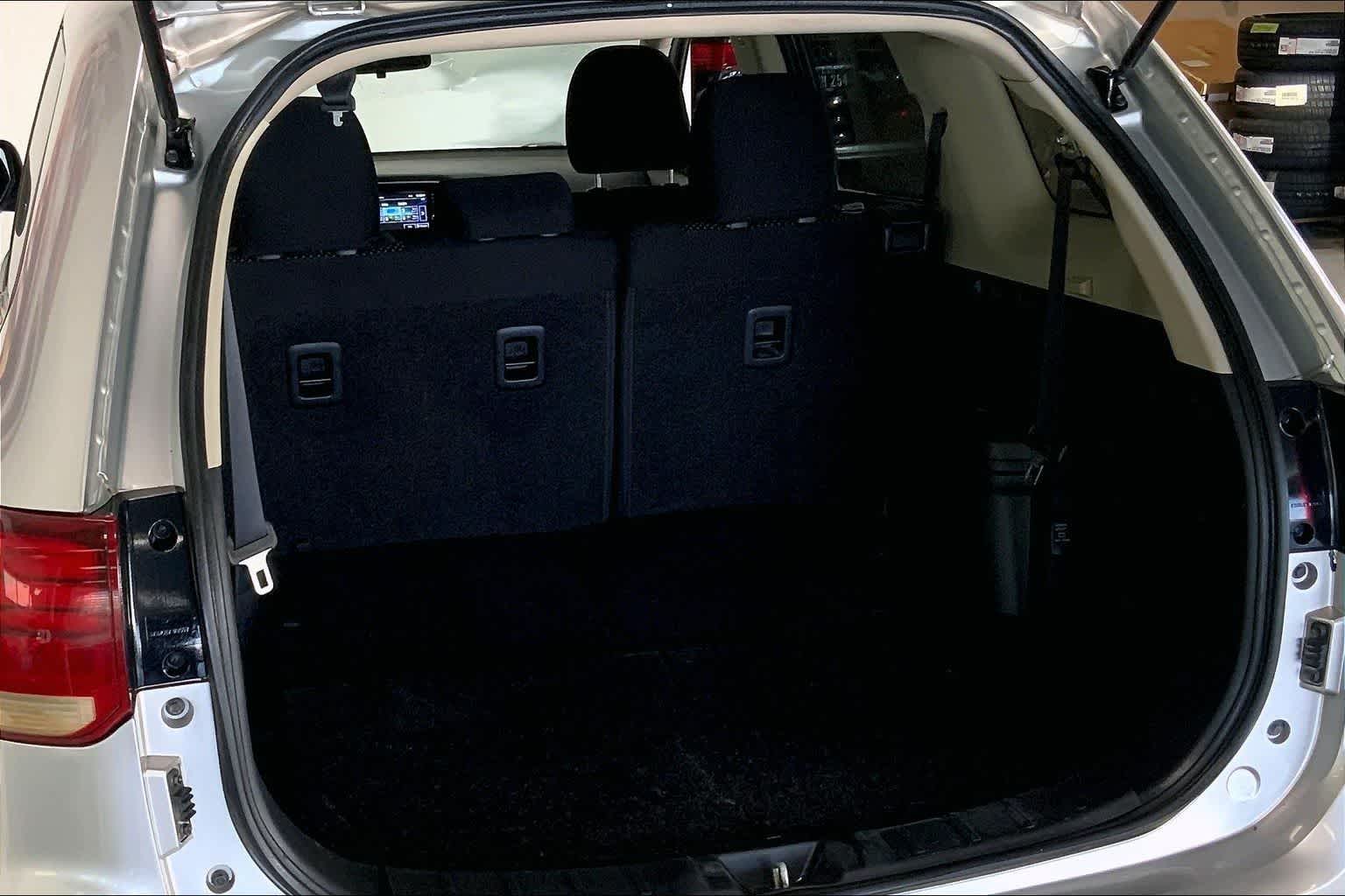 Thumbnail: 2020 Mitsubishi Outlander - 16