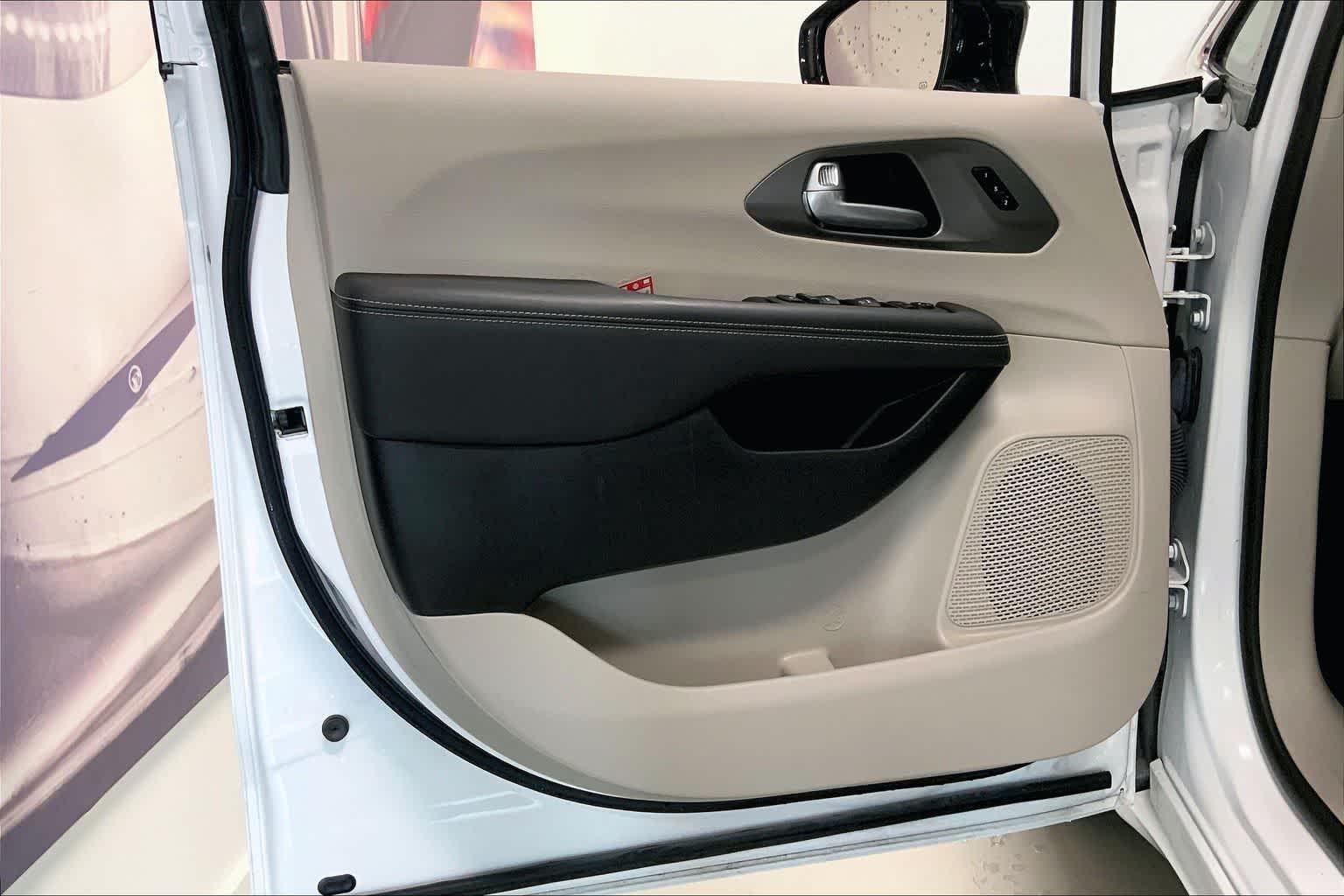 Thumbnail: 2024 Chrysler Pacifica - 23