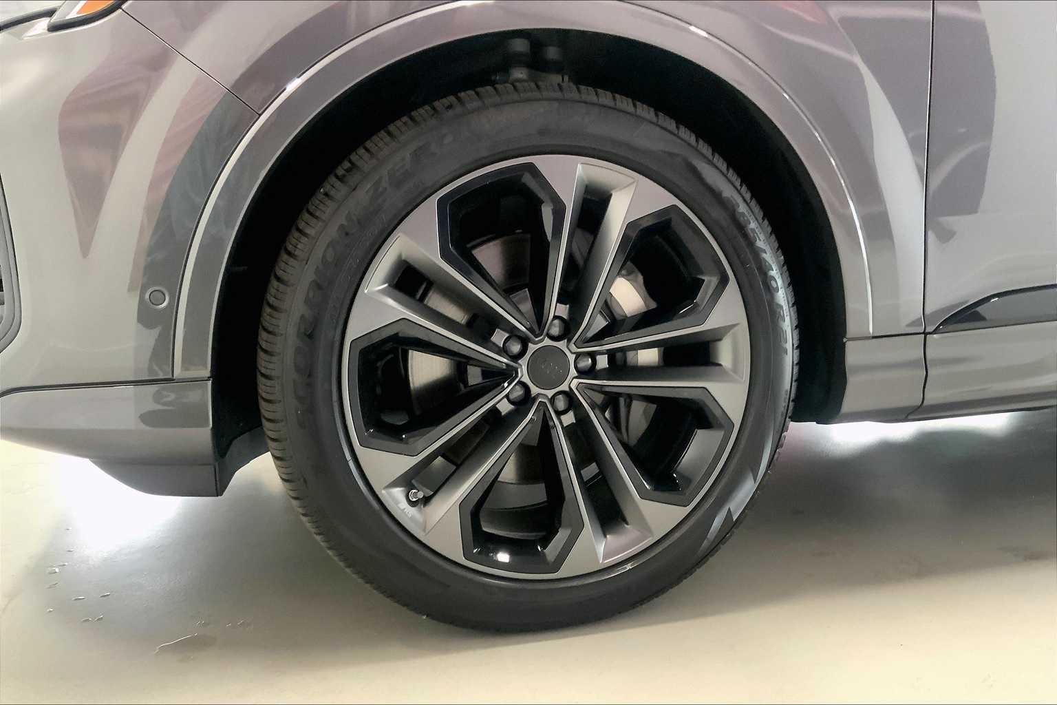 Thumbnail: 2026 Audi Q7 - 8