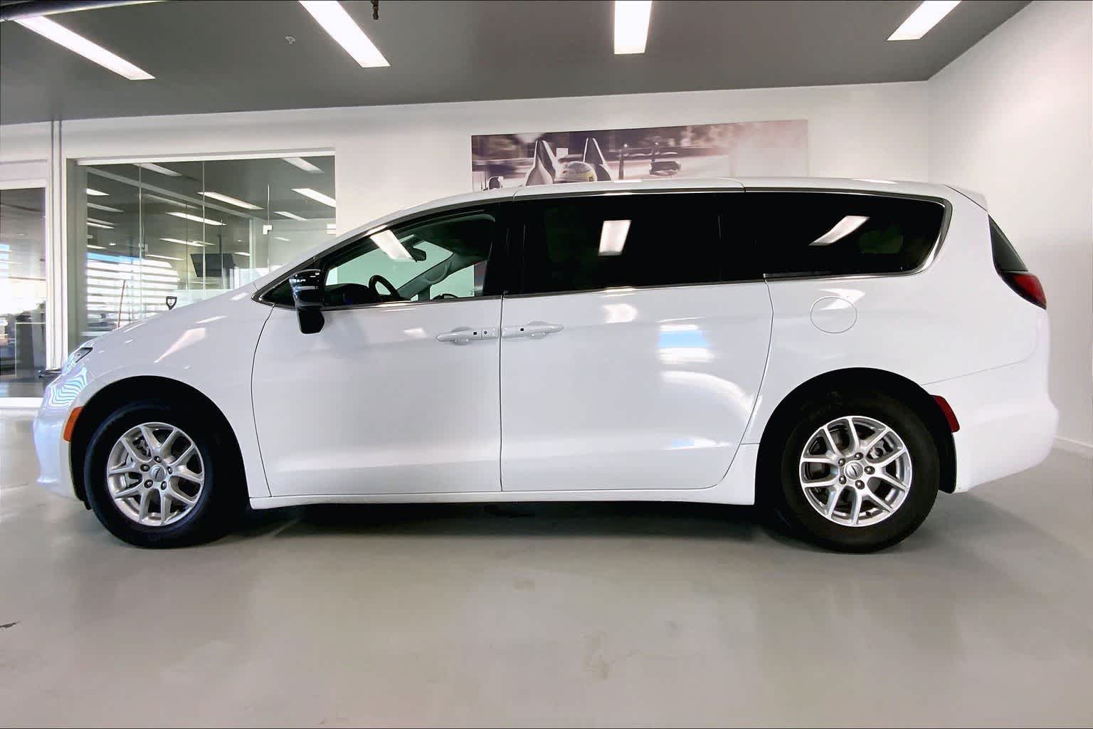 Thumbnail: 2024 Chrysler Pacifica - 3