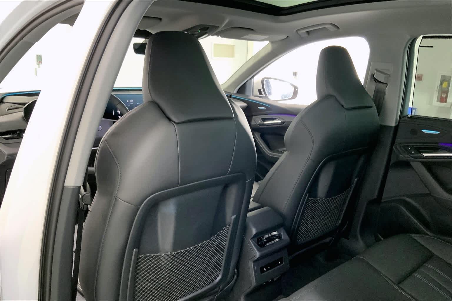 Thumbnail: 2025 Audi Q6 e-tron - 12