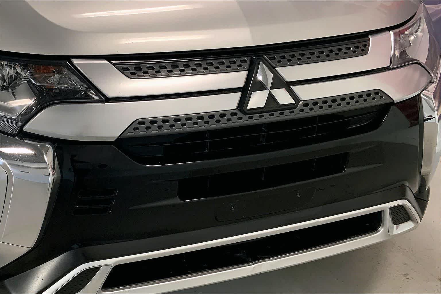 Thumbnail: 2020 Mitsubishi Outlander - 30