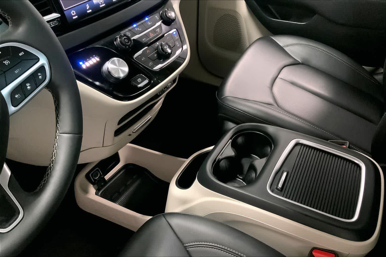 Thumbnail: 2024 Chrysler Pacifica - 14