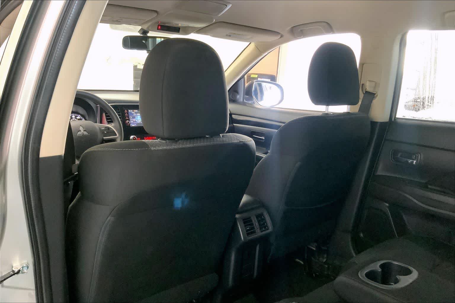 Thumbnail: 2020 Mitsubishi Outlander - 10