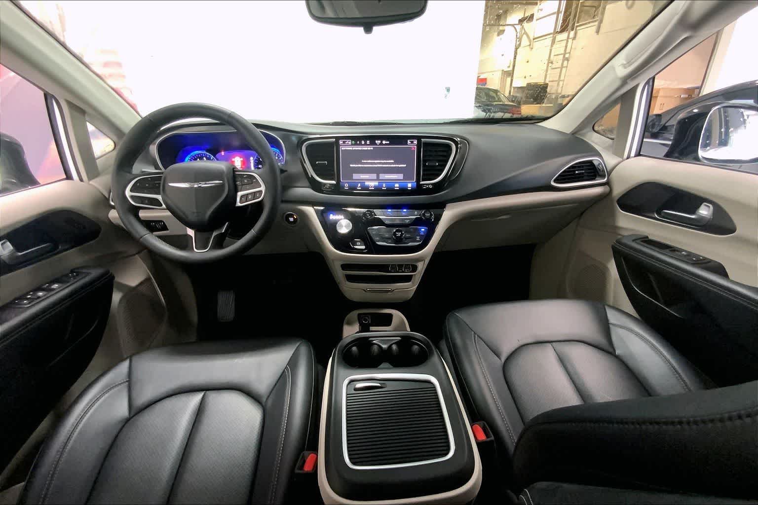 Thumbnail: 2024 Chrysler Pacifica - 8