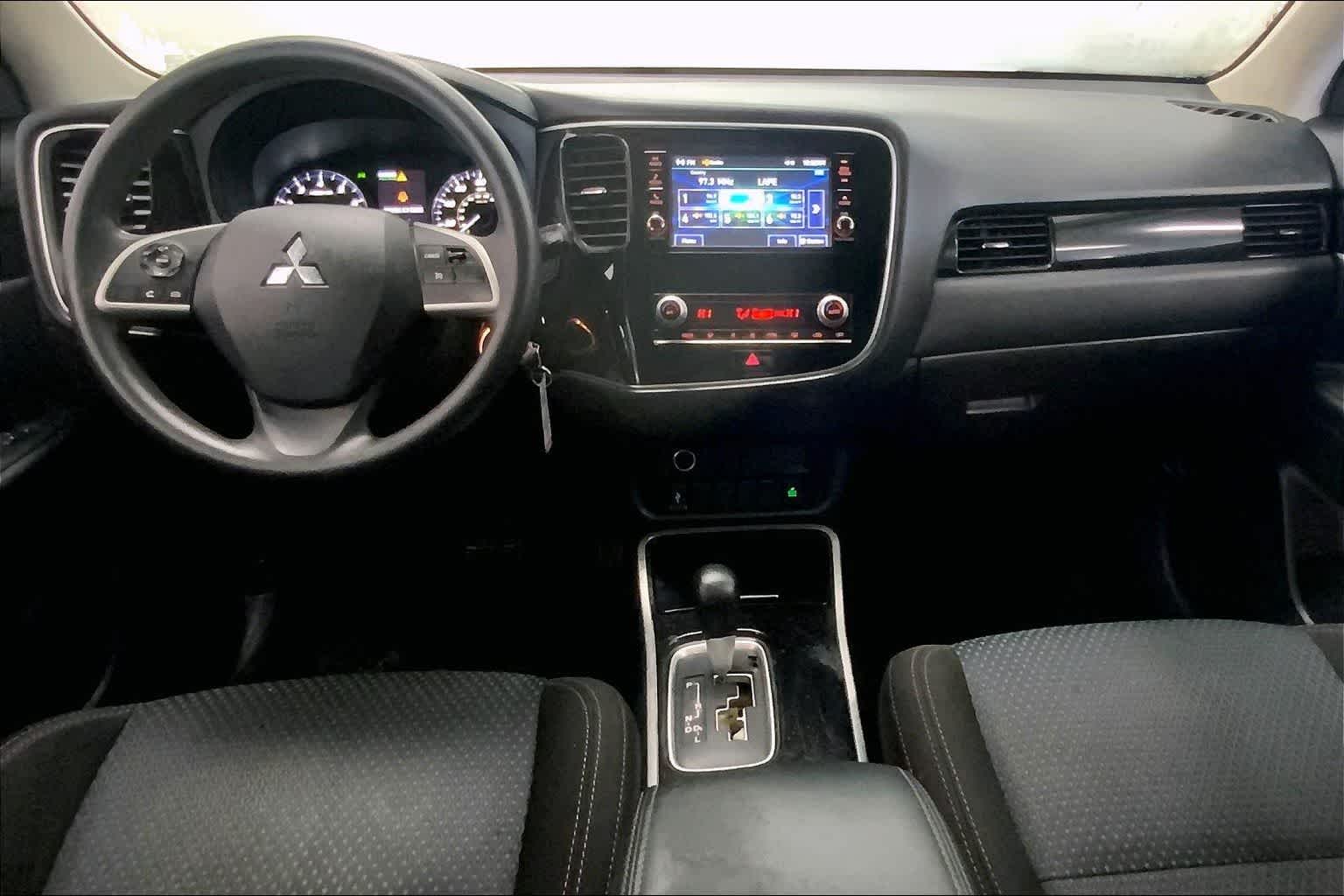 Thumbnail: 2020 Mitsubishi Outlander - 8