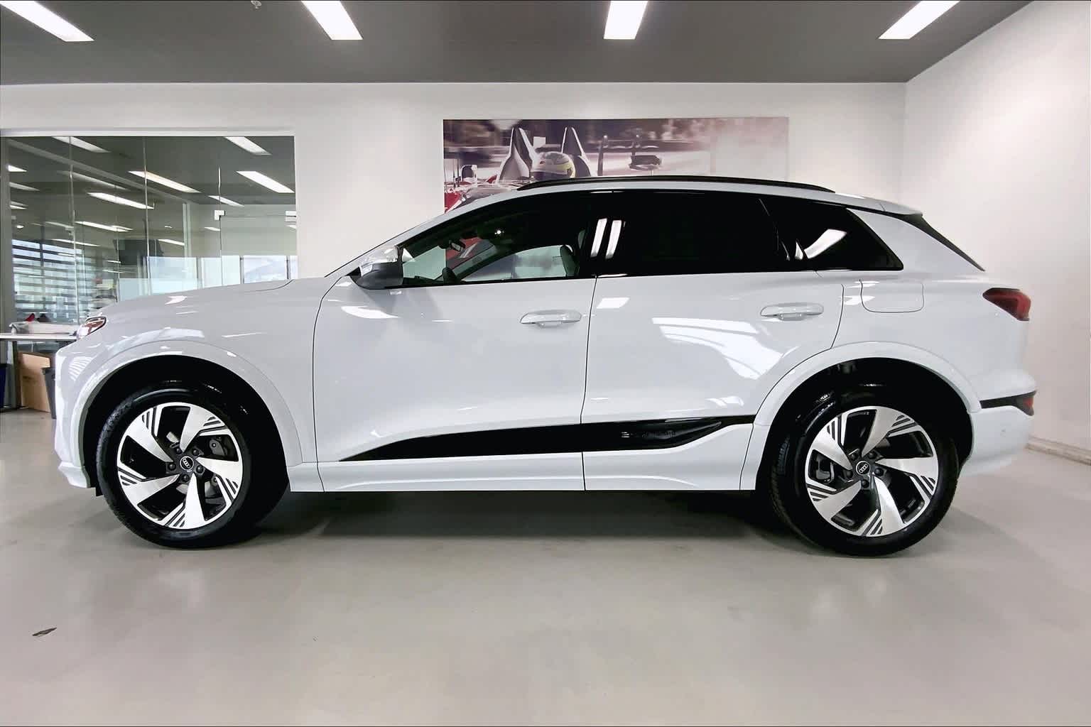 Thumbnail: 2025 Audi Q6 e-tron - 3
