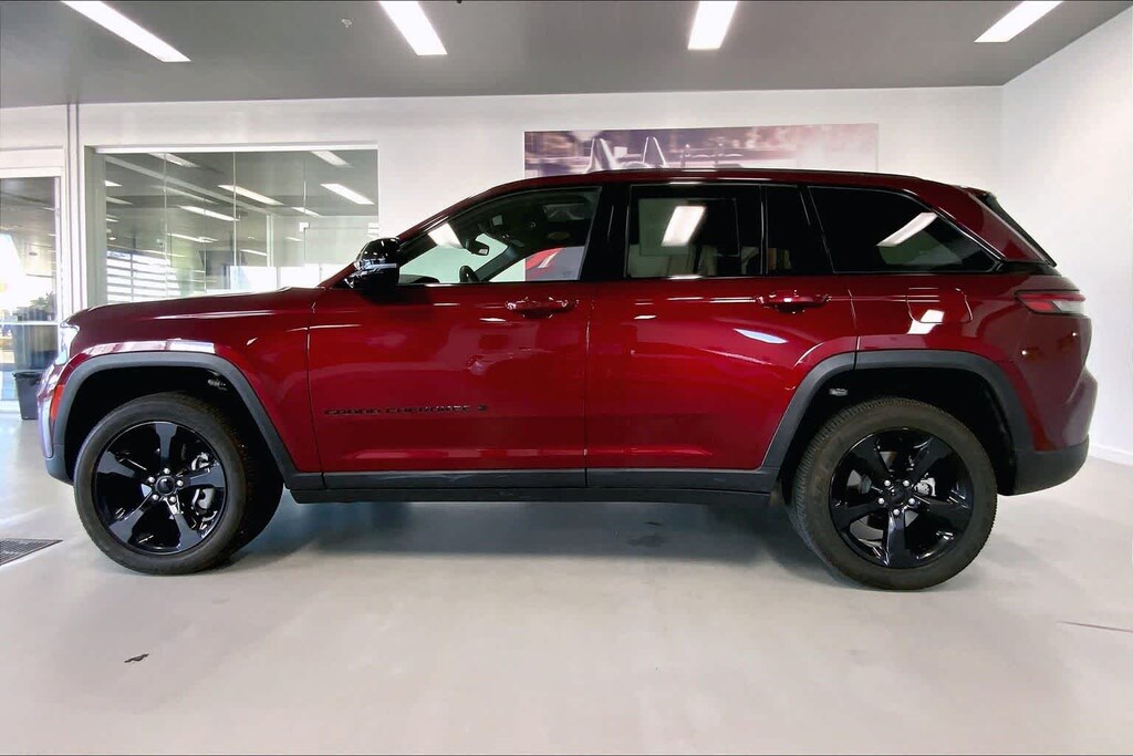Used 2023 Jeep Grand Cherokee Laredo SUV