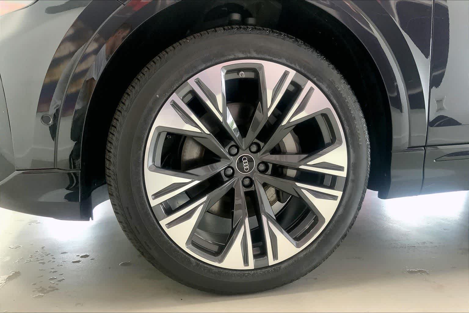 Thumbnail: 2026 Audi Q8 - 8