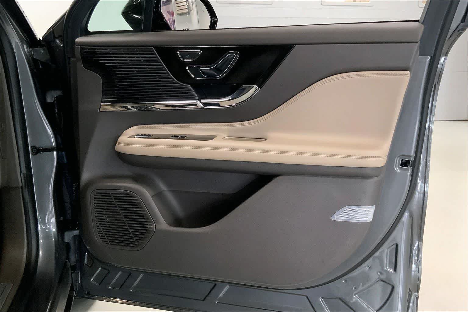 Thumbnail: 2022 Lincoln Corsair - 25