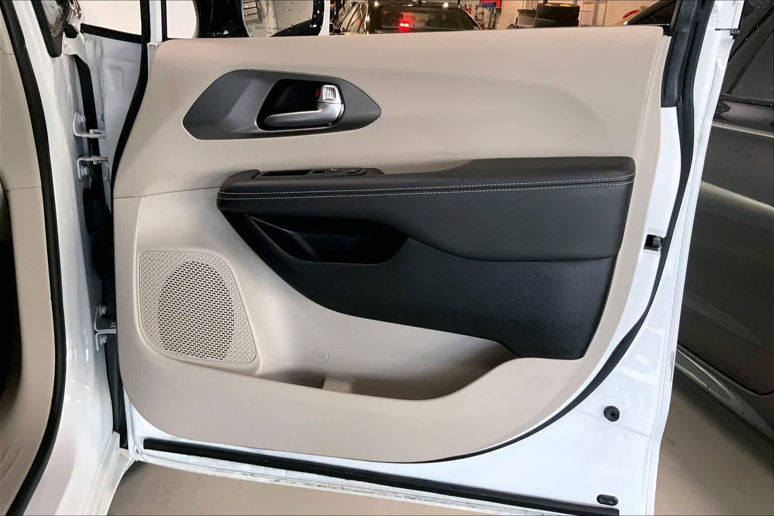 Thumbnail: 2024 Chrysler Pacifica - 24